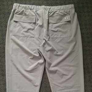 Womens UnderArmour cropped capris